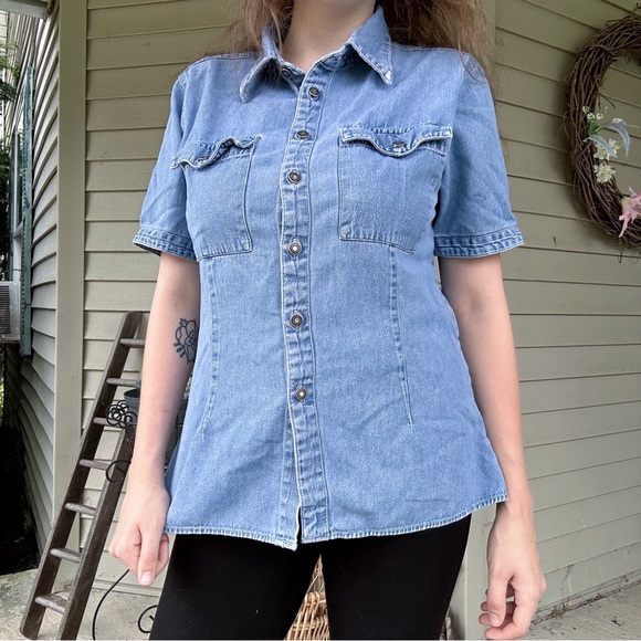 Mountain Lake Women’s Chambray Button Down Shirt - Picture 2 of 9